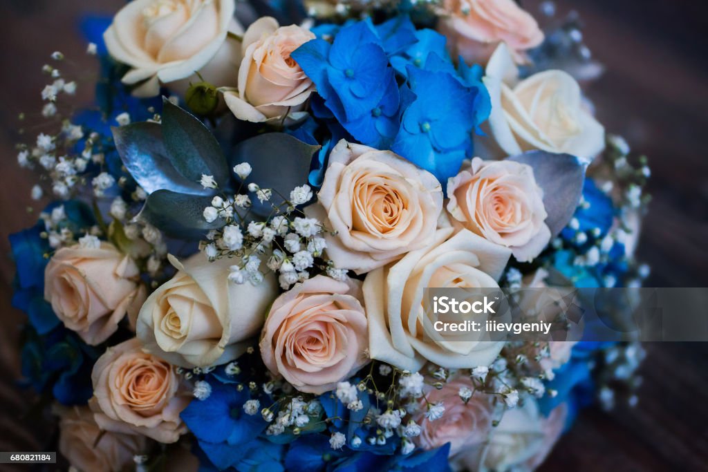 Foto de Flores Do Casamento Buquê De Rosas E Flores Azuis Rosas  Preparandose Para O Casamento Buquê De Casamento e mais fotos de stock de  Amarelo - iStock