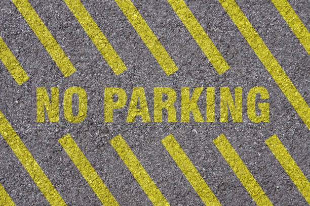 no hay letras de aparcamiento en la calle - single line yellow road asphalt fotografías e imágenes de stock