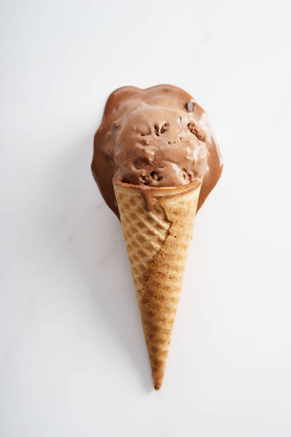 шоколадное мороженое - melting ice cream cone chocolate frozen стоковые фото и изображения