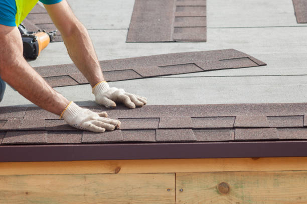 pracownik budowlany dekarz instalujący gonty dachowe - roof repairing tile construction zdjęcia i obrazy z banku zdjęć