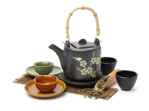 primo piano del tè cinese impostato su sfondo bianco - chinese tea teapot isolated tea foto e immagini stock