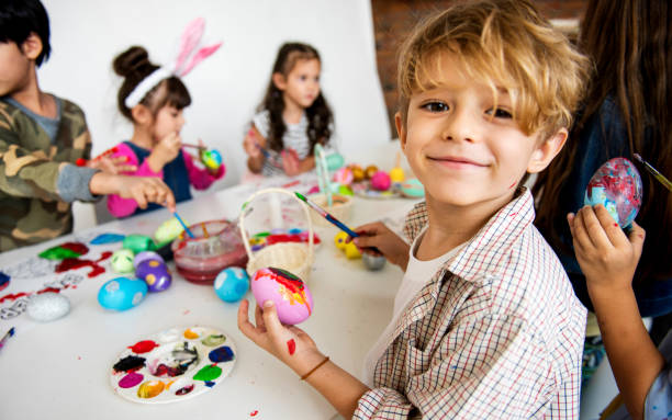 grupo de crianças pintar ovos de páscoa - aula de arte - fotografias e filmes do acervo