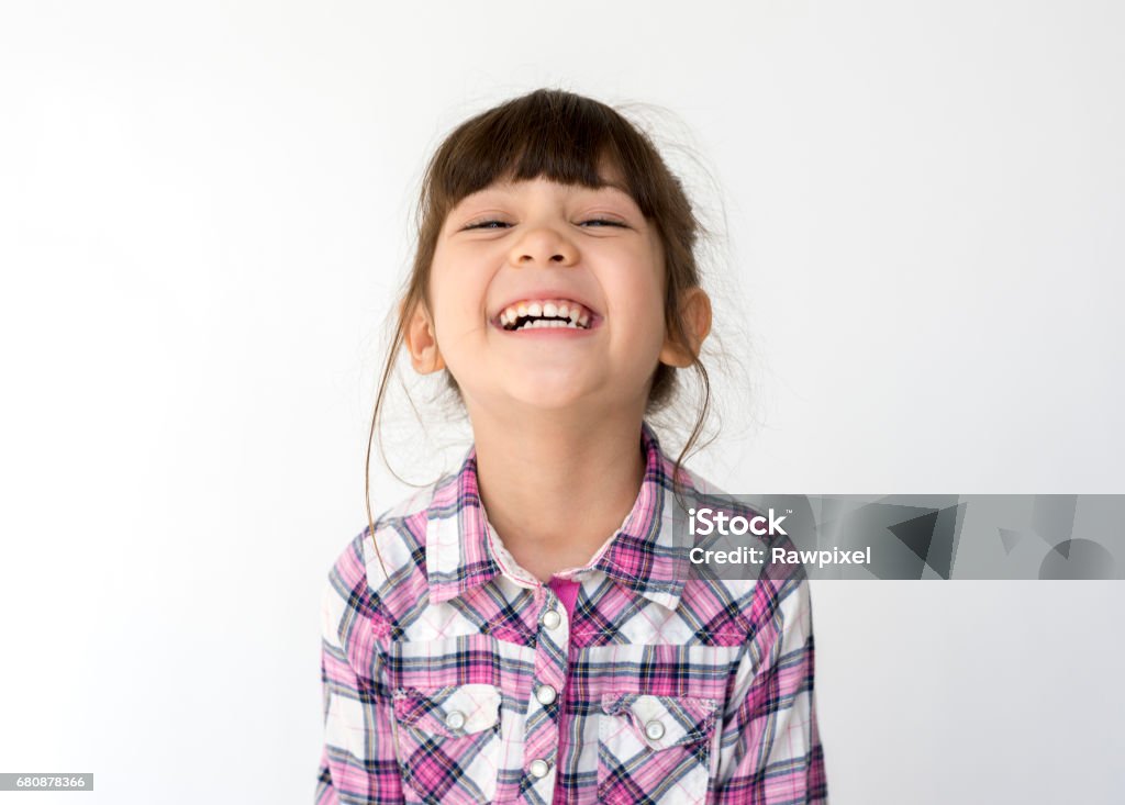 Race mixte fille grand sourire tête portrait shot - Photo de Enfant libre de droits