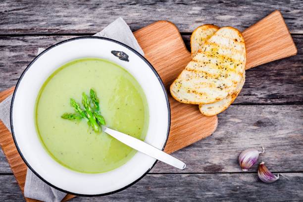 アスパラガスとトーストチアバッタの自家製クリームスープ - soup zucchini spinach cream ��ストックフォトと画像