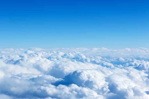 Cielo nublado y azul desde las ventanas del avión photo