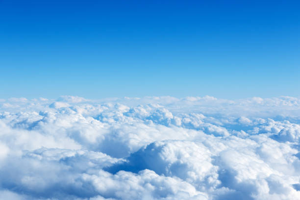 cielo nublado y azul desde las ventanas del avión - nube fotografías e imágenes de stock