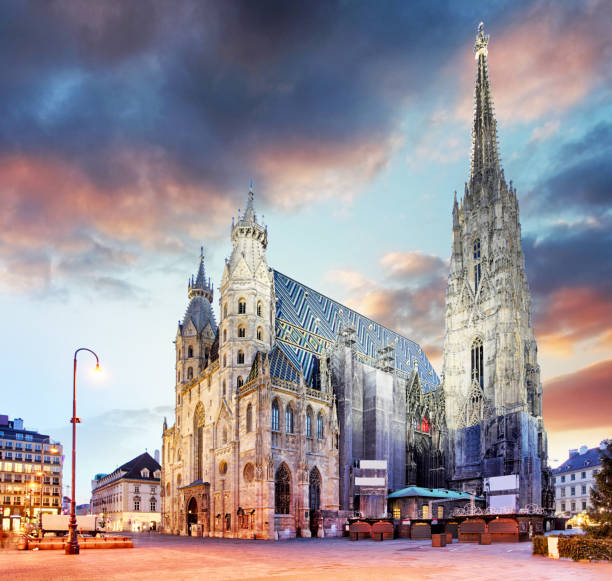 wiener stephansdom bei buntem sonnenuntergang in österreich - stefansdom stock-fotos und bilder