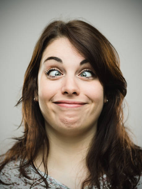 mujer haciendo cara divertida - sneering grimacing women human face fotografías e imágenes de stock