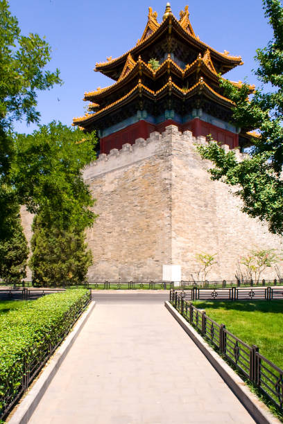 la tour de guet de palais impérial situé dans la cité interdite à beijing, en chine. - forbidden city beijing architecture chinese ethnicity photos et images de collection