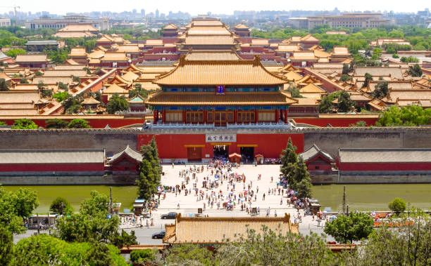 la cité interdite à pékin par le haut. pékin à la porte nord de la cité impériale. - forbidden city beijing architecture chinese ethnicity photos et images de collection