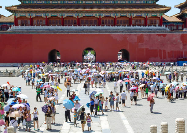 molti turisti nella città proibita. pechino, cina - travel locations europe china beijing foto e immagini stock