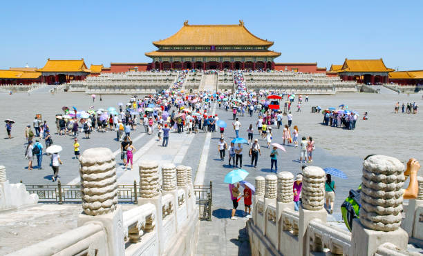 turisti nella città proibita. pechino, cina - travel locations europe china beijing foto e immagini stock