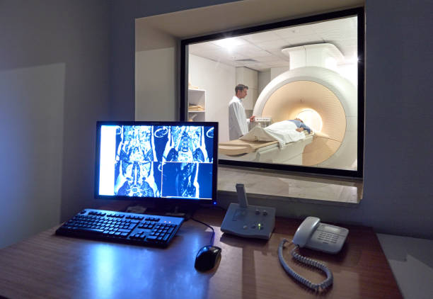 arzt monitoring cat-scan-verfahren - mri scanner mri scan patient doctor stock-fotos und bilder