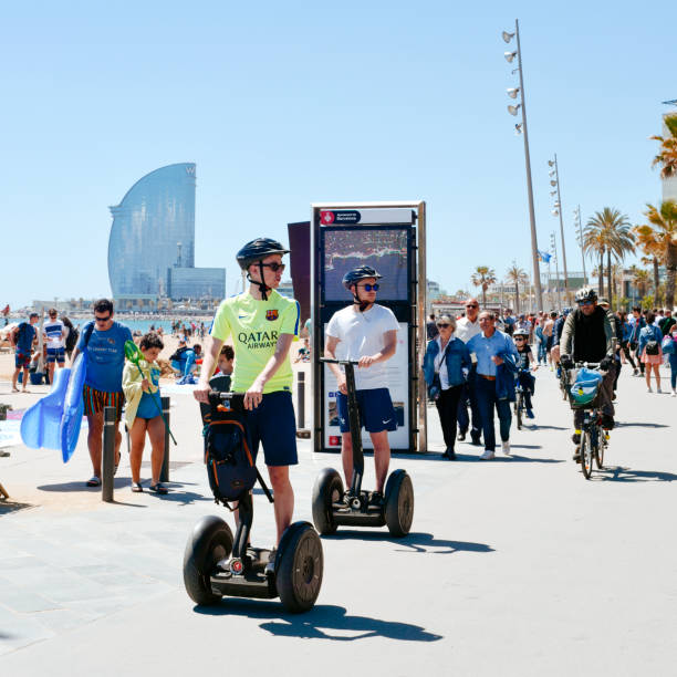 barceloneta nabrzeże w barcelona, hiszpania - segway zdjęcia i obrazy z banku zdjęć