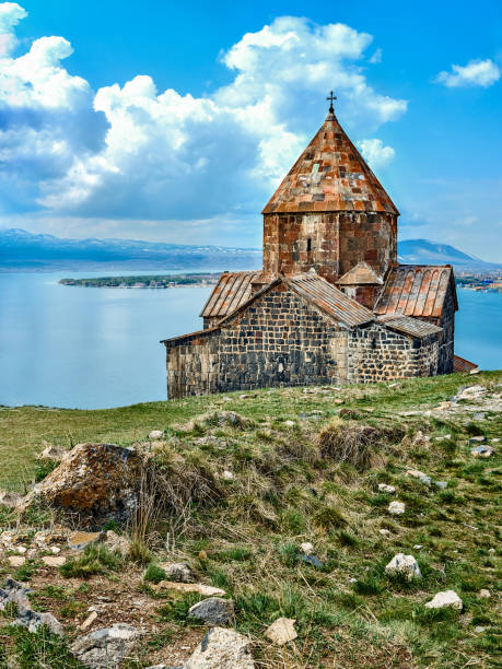 monastero ortodosso medievale e lago sevan - architettura ed edifici foto e immagini stock