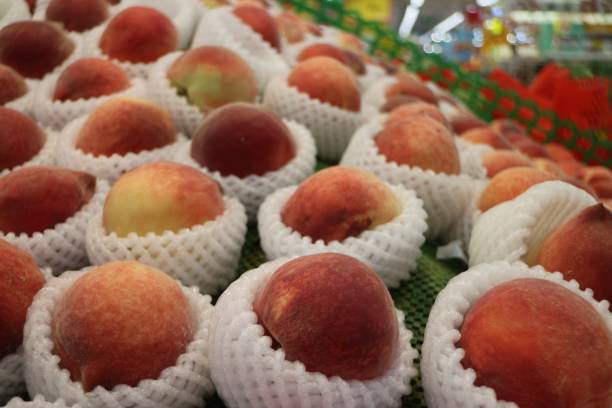 istock Peaches in Supermarket 681013582