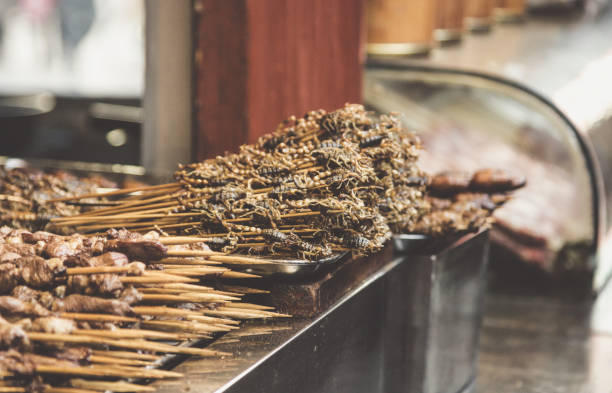 scorpioni fritti come spuntino al mercato streedfood - pechino, cina. - travel locations europe china beijing foto e immagini stock