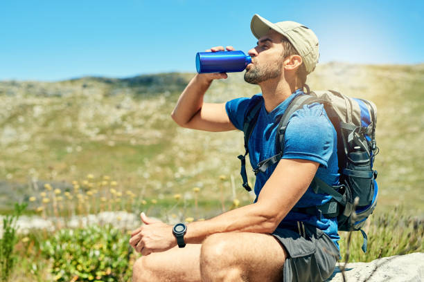 è importante rimanere idratati durante le escursioni - drinking men water bottle foto e immagini stock