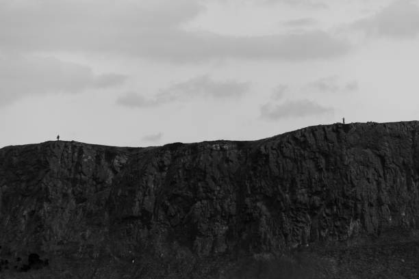 흑백 보기-아서의 좌석 언덕과 두 사람에 딘 버 러, 스코틀랜드 - scotland cyprus 뉴스 사진 이미지