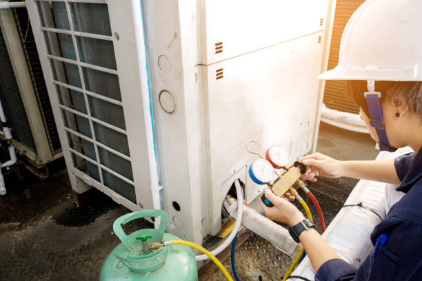 technicien vérifie climatiseur - air conditioner electricity repairing furnace photos et images de collection