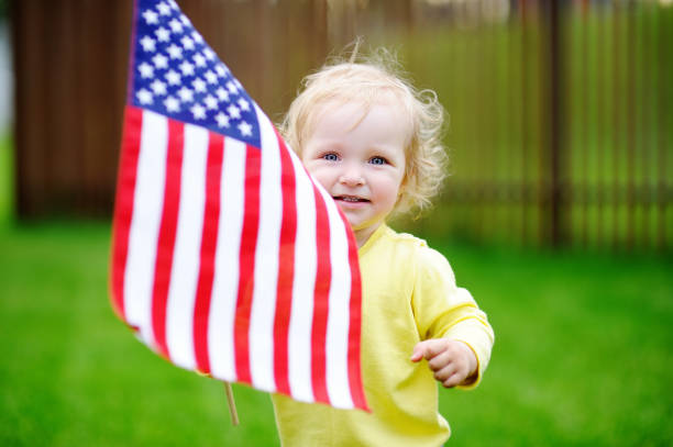 cute little girl holding american flag - child flag fourth of july little girls imagens e fotografias de stock