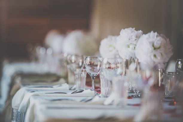 結婚式誕生日レセプション装飾、椅子、テーブル、花 - wedding reception ストックフォトと画像