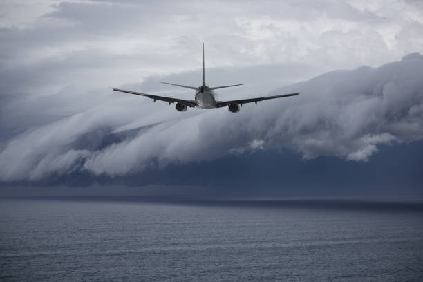 avion face à problème avenir : tempête épique - turbulence photos et images de collection