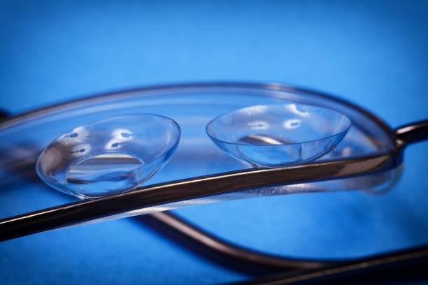 レンズの横に 2 つの透明なソフト コンタクト レンズ - lens contact lens glasses transparent ストックフォトと画像