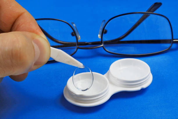 removing the soft contact lens from the storage case - lens contact lens glasses transparent imagens e fotografias de stock