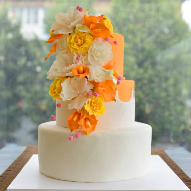 tarta de bodas con flores junto a la ventana - gateaux cake birthday decorating fotografías e imágenes de stock