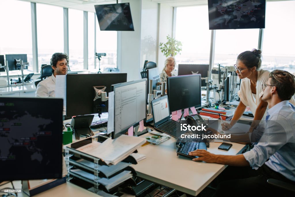 Geschäftsleute arbeiten zusammen im Büro - Lizenzfrei Büro Stock-Foto