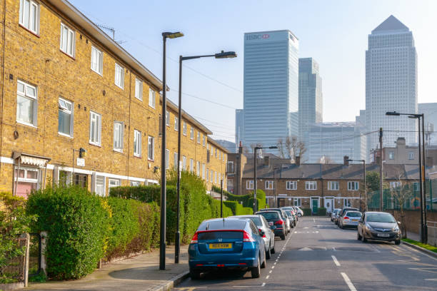 カナリー ・ ワーフの東のロンドンから見た - house housing development uk housing problems ストックフォトと画像