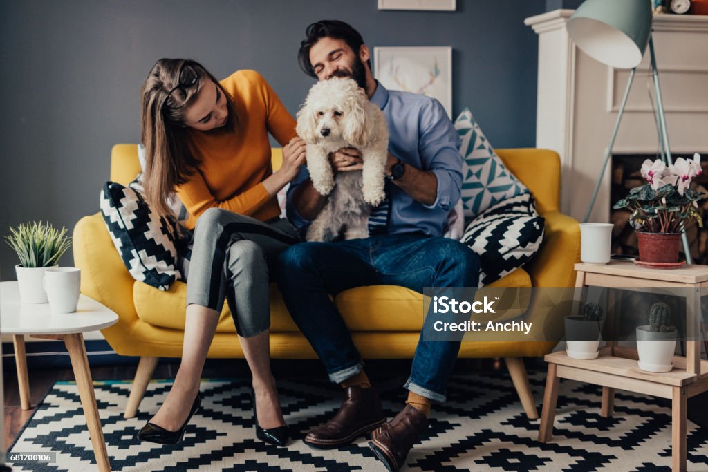 Eine glückliche Familie im Wohnzimmer spielen - Lizenzfrei Paar - Partnerschaft Stock-Foto