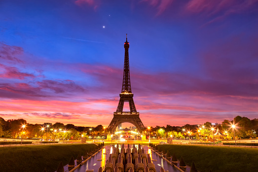 Panoramic view of the Eiffel tower at dawn.