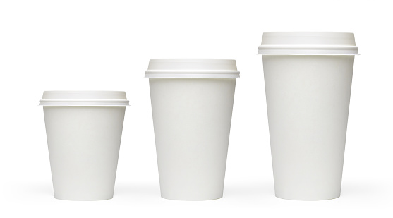 Tres tamaños en blanco para llevar tazas de café photo