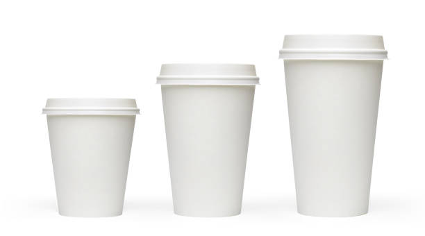 drie maten leeg take-away koffie cups - wegwerpbeker stockfoto's en -beelden