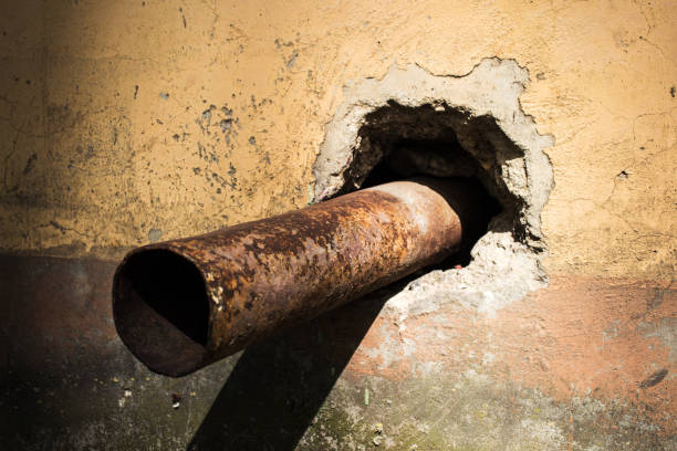 tubo arrugginito sporge dal muro - water pipe rusty dirty equipment foto e immagini stock