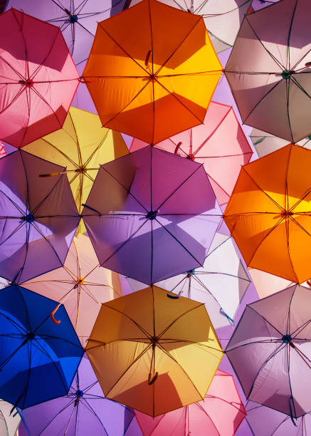 paraguas de colores. paraguas de color decoración urbana. - rainbow umbrella descriptive color multi colored fotografías e imágenes de stock