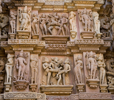Bajorrelieve erótico tallado en piedra en el templo hindú en Khajuraho, India. photo