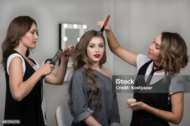 Makeupkünstler Friseur Und Model Im Beautystudio Stockfoto und mehr Bilder von Visagist