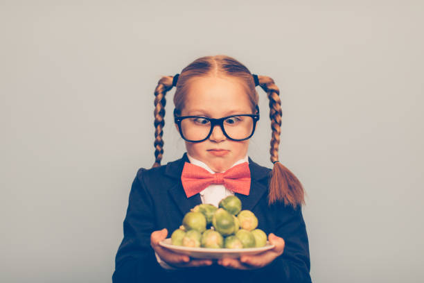 молодая девушка nerd с брюссельскими ростками - child cross eyed nerd eyewear стоковые фото и изображения