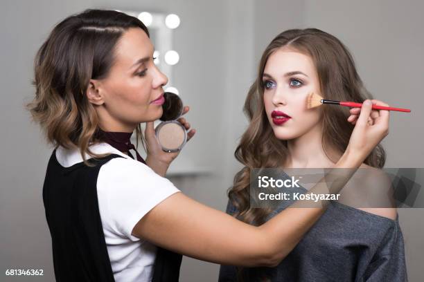 Makupkünstler Malt Modell Im Beautystudio Stockfoto und mehr Bilder von Visagist - Visagist, Make-Up, Fachberuf