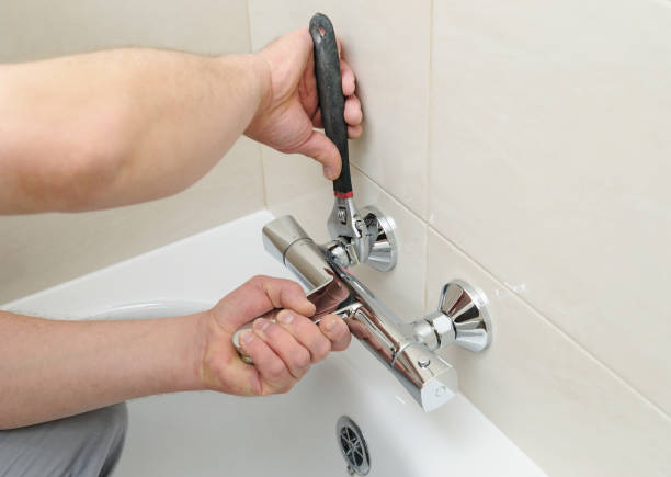einbauwasser mit thermostat. - plumber bathroom repairing faucet stock-fotos und bilder