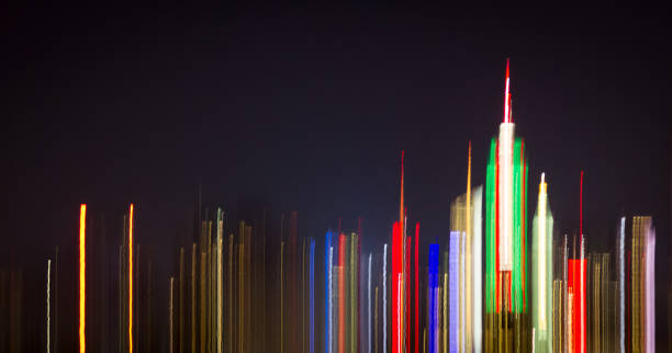 luces de noche abstracta colorida de los rascacielos de horizonte del centro de la ciudad de nueva york - new york city new york state manhattan night fotografías e imágenes de stock