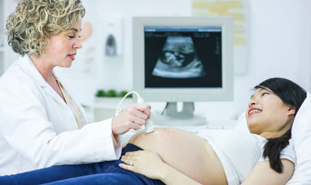 à l’aide de l’échographie doppler pour examen de grossesse - human pregnancy ultrasound medical exam doctor photos et images de collection