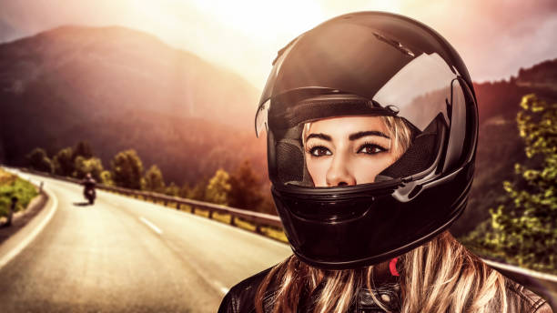 casco con hermosa mujer - motorcycle women helmet sensuality fotografías e imágenes de stock