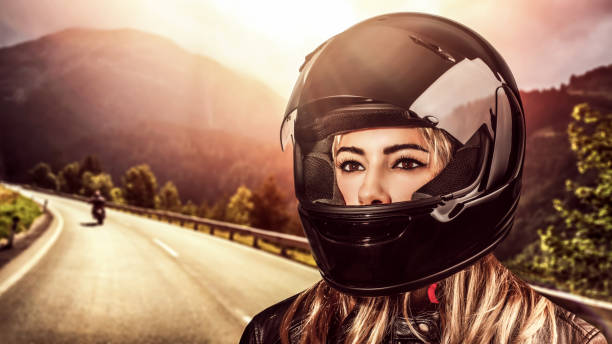 красивая женщина в шлеме - motorcycle women helmet sensuality стоковые фото и изображения