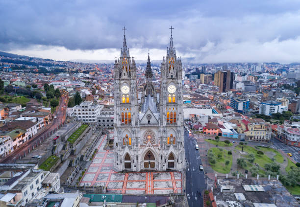 basílica 델 voto 나시오날, 키토, 에콰도르 - 적도 뉴스 사진 이미지