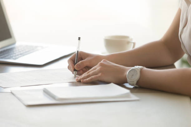 photo des mains de womans avec stylo signe un contrat - formulaire document photos et images de collection