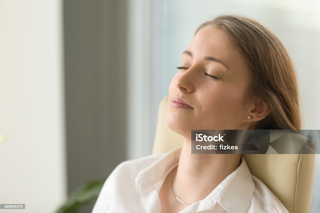 Geschäftsfrau auf Stuhl zurück liegend mit geschlossenen Augen - Lizenzfrei Atemübung Stock-Foto